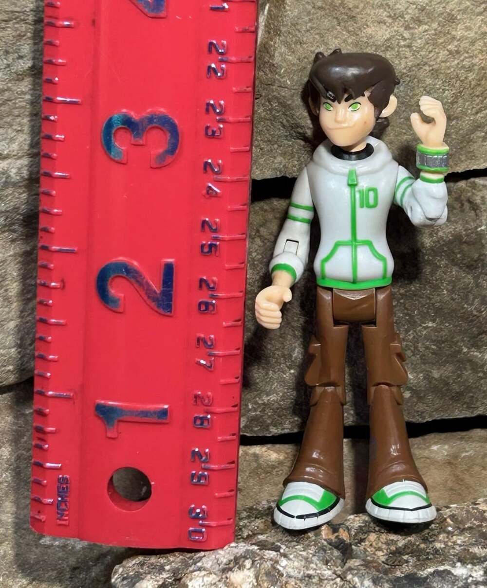 Bandai Ben 10 Omniverse 16 Yr White Hoodie brown pants Ben 3" Action Figure